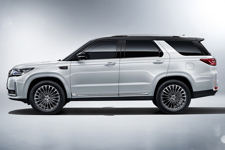 Điểm nhấn ngoại thất đầu tiên của SUV Changan CS95 2019 là lưới tản nhiệt có thiết kế khổng lồ, gần như bao trùm toàn bộ đầu xe, đồng thời đi kèm 8 nan mạ crôm nằm ngang, nối liền với cụm đèn pha. Trên lưới tản nhiệt có logo hình chữ V khá giống với logo của thương hiệu ôtô VinFast.