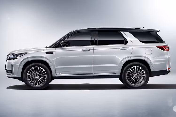 Điểm nhấn ngoại thất đầu tiên của SUV Changan CS95 2019 là lưới tản nhiệt có thiết kế khổng lồ, gần như bao trùm toàn bộ đầu xe, đồng thời đi kèm 8 nan mạ crôm nằm ngang, nối liền với cụm đèn pha. Trên lưới tản nhiệt có logo hình chữ V khá giống với logo của thương hiệu ôtô VinFast.