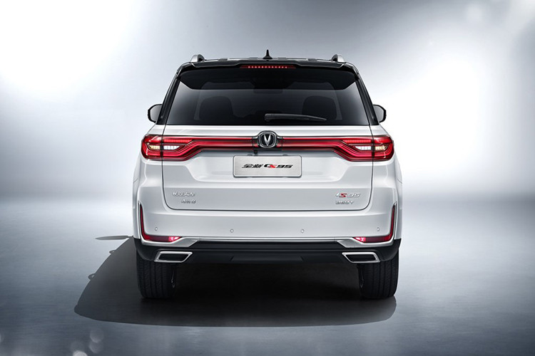 Nhìn chung, SUV hạng sang Changan CS95 sở hữu thiết kế như sự pha trộn giữa nhiều mẫu SUV hạng sang nổi tiếng. Theo đó, phần đầu xe của Changan CS95, đặc biệt là lưới tản nhiệt, gợi liên tưởng đến ô tô hạng sang Lexus. Trong khi đó, phần sườn xe của mẫu SUV này lại được đánh giá là giống Range Rover. Riêng phần đuôi xe, nhất là cụm đèn hậu có thiết kế tương tự Lincoln Navigator.