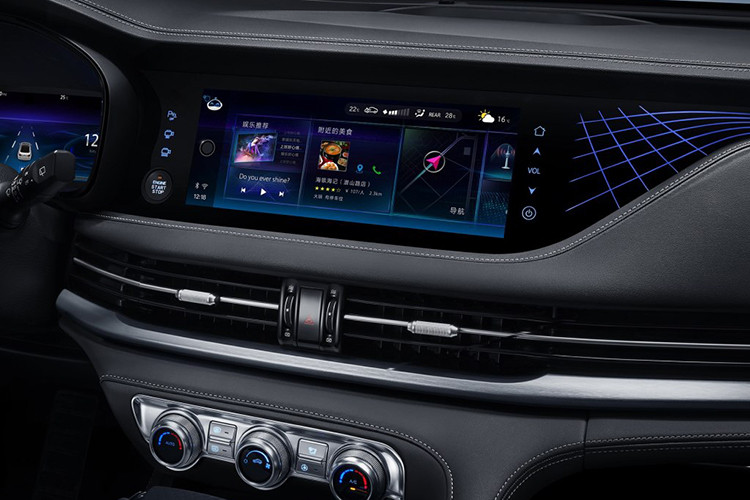 Thêm vào đó là cửa gió điều hòa kéo dài sang 2 bên cửa và núm xoay điều khiển giúp nội thất trông tinh tế, công nghệ cao hơn. Không thua kém gì những mẫu ôtô nhập khẩu sang trọng, Changan CS95 2019 cũng được trang bị ghế bọc da Nappa cao cấp.