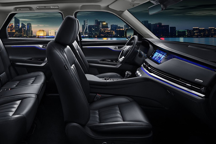 Hệ thống đèn viền nội thất, có thể thay đổi màu theo chế độ lái, và cửa sổ trời toàn cảnh cũng được tang bị cho mẫu xe SUV 7 chỗ mới này.