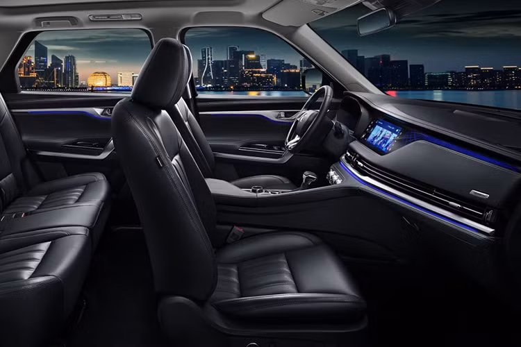 Hệ thống đèn viền nội thất, có thể thay đổi màu theo chế độ lái, và cửa sổ trời toàn cảnh cũng được tang bị cho mẫu xe SUV 7 chỗ mới này.
