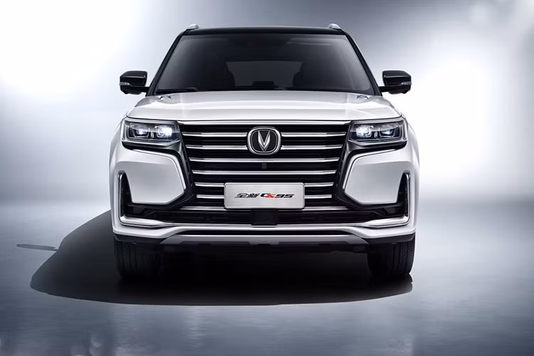 Ngoài ra, Changan CS95 2019 còn được trang bị khe gió giả trên nắp capô. Chi tiết này giống với dòng SUV hạng sang Range Rover. Đằng sau Changan CS95 2019 xuất hiện cụm đèn hậu LED nối liền với nhau. Bên dưới là cản sau đi kèm đèn phản quang hình boomerang, tạo sự tương đồng với thiết kế cản trước, và dải mạ crôm mới.