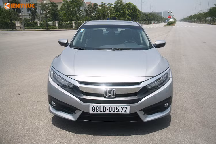 Động cơ này có công suất tối đa 170 mã lực và mô-men xoắn cực đại 220 Nm - tương đương các loại máy 2.4 nạp khí tự nhiên nhưng lại có mức tiêu thụ nhiên liệu được đánh giá là tốt nhất phân khúc hiện nay. Trong tháng 11 này, Honda Civic tiếp tục được giảm 40 triệu đồng so với giá công bố, chỉ còn 858 triệu đồng, đi kèm quà tặng phụ kiện giá trị.