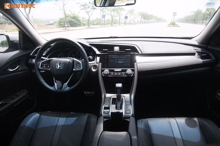 Sở hữu thiết kế mới, thông số kỹ thuật ưu việt - phiên bản sedan Honda Civic 2017 mới được đánh giá có nhiều ưu điểm vượt trội hơn so với phiên bản cũ. Honda đã lần đầu tiên đem động cơ 1.5l 4 xi-lanh VTEC Turbo tăng áp tới với thị trường Việt Nam và trang bị cho mẫu xe mới này.