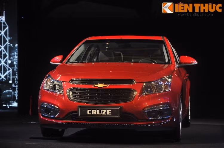 Tại thị trường Việt Nam, phiên bản Chevrolet Cruze LT nay có giá chỉ 589 triệu đồng (giảm 60 triệu đồng) và Cruze LTZ chỉ 699 triệu đồng (giảm 70 triệu đồng). Ngoài mẫu Cruze, trong thời gian qua các mẫu xe của thương hiệu Chevrolet đang bán ra tại Việt Nam cũng giảm giá mạnh.