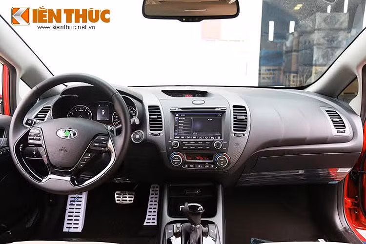 Kia Cerato bản nâng cấp không có nhiều thay đổi ở ngoại thất so với người tiền nhiệm, đặc biệt tập trung trau chuốt ở phần đầu xe. Việc giữ nguyên kích thước dài x rộng x cao (4.560 x 1.780 x 1.455mm) khiến cho không gian khoang nội thất của xe không có nhiều thay đổi, tuy nhiên nó cũng được trang bị nhiều tính năng mới.