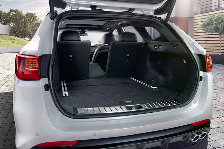 Các đèn pha, sương mù và đèn hậu của xe cũng có thay đổi nhẹ. Kia cũng không quên bổ sung cho Optima những lựa chọn thiết kế mâm đúc mới, bên cạnh đó là màu đỏ “Runaway Red”. NGoài ra, hãng xe ôtô Kia cũng bổ sung cho Optima những lựa chọn thiết kế vành đúc mới.