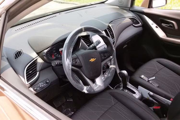 Cũng theo một số thông tin từ phía đại lý, Chevrolet Trax hiện tại đã hết hàng trên toàn quốc. Mẫu crossover cỡ nhỏ này hiện đang phân phối tại thị trường Việt thông qua hình thức nhập khẩu nguyên chiếc từ Hàn Quốc.