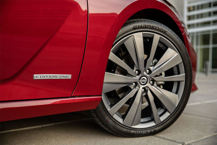 Nissan cung cấp các màu sơn ngoại thất mới cho khách hàng lựa chọn bao gồm: Đỏ (Scarlet Ember), Trắng (Pearl White) và Đen (Super Black).