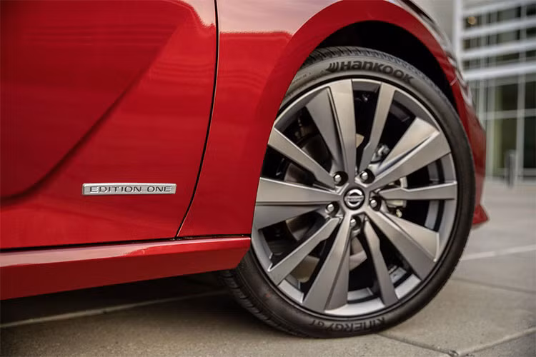 Nissan cung cấp các màu sơn ngoại thất mới cho khách hàng lựa chọn bao gồm: Đỏ (Scarlet Ember), Trắng (Pearl White) và Đen (Super Black).