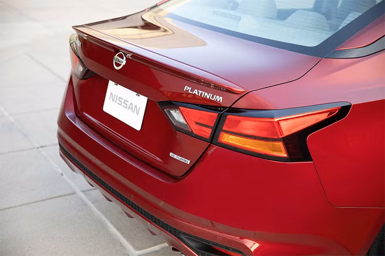 Bên cạnh các chi tiết từng xuất hiện trên phiên bản mới ra mắt, Nissan Altima 2019 Edition ONE còn được trang bị thêm cánh lướt gió phía sau, bánh xe hợp kim nhôm có kích thước 19 inch với thiết kế mới sơn màu xám đen, logo ''Edition ONE'' bên dưới cửa trước.