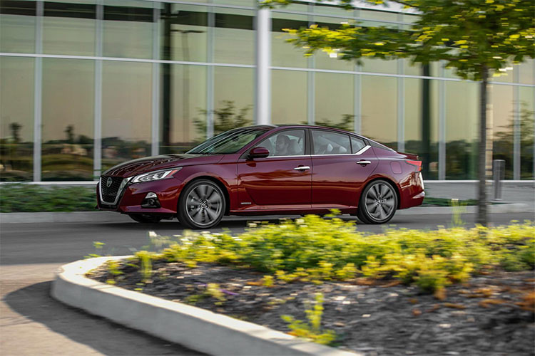 Khối động cơ mới này cho công suất tối đa 248 mã lực và mô-men xoắn cực đại đạt 370Nm. Xe sử dụng hộp số tự động vô cấp - CVT. Ngoài ra, các trang bị an toàn cũng được chú trọng trên xe như công nghệ lái bán tự động (ProPILOT), tính năng tự đỗ xe (ProPILOT Park)...