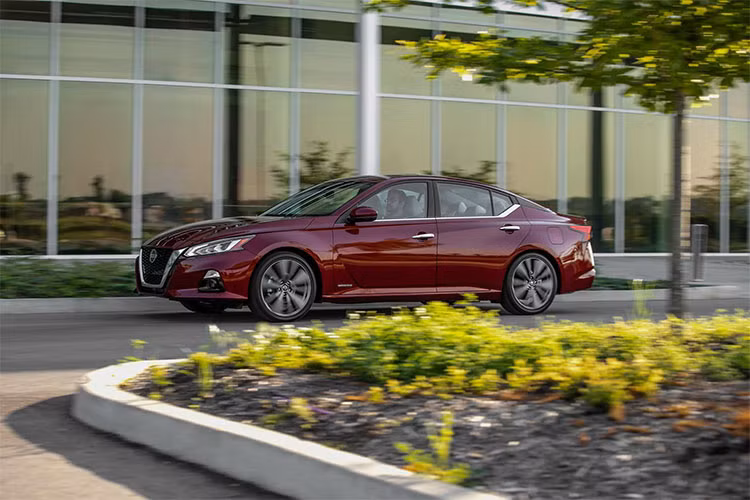 Khối động cơ mới này cho công suất tối đa 248 mã lực và mô-men xoắn cực đại đạt 370Nm. Xe sử dụng hộp số tự động vô cấp - CVT. Ngoài ra, các trang bị an toàn cũng được chú trọng trên xe như công nghệ lái bán tự động (ProPILOT), tính năng tự đỗ xe (ProPILOT Park)...