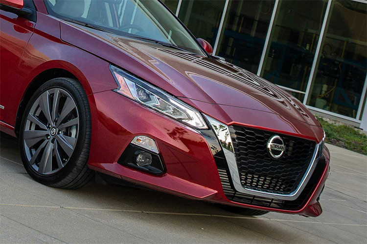 Thân xe với đường gân sắc sảo chạy từ đầu đến đuôi xe, nằm bên dưới đường viền cửa sổ. Cùng với đó, đầu xe nằm thấp hơn hẳn. Altima 2019 dài hơn 25,4 mm, rộng hơn 22,9 mm và thấp hơn 27,9 mm so với trước.