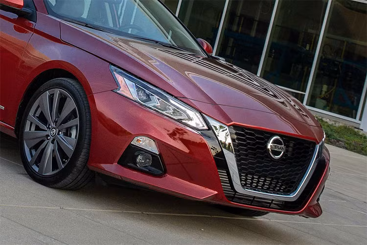 Thân xe với đường gân sắc sảo chạy từ đầu đến đuôi xe, nằm bên dưới đường viền cửa sổ. Cùng với đó, đầu xe nằm thấp hơn hẳn. Altima 2019 dài hơn 25,4 mm, rộng hơn 22,9 mm và thấp hơn 27,9 mm so với trước.