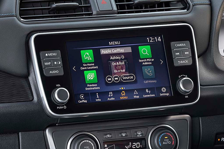 Đây là tính năng quan trọng nhưng không hiện diện sẵn trên Navara EL các đời trước, bởi bản này không được trang bị màn hình AVN tích hợp bản đồ Việt Map, hỗ trợ kết nối Bluetooth như bản VL cao cấp. Hệ thống giải trí ở Navara EL tiêu chuẩn trước đây chỉ là loại cơ bản với màn hình đơn sắc, nên lúc đó hình ảnh từ camera lùi chỉ thấy được qua một màn hình phụ gắn thêm.