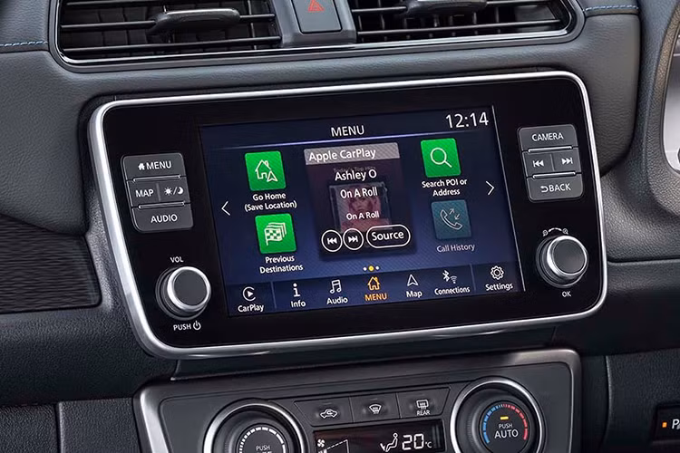 Đây là tính năng quan trọng nhưng không hiện diện sẵn trên Navara EL các đời trước, bởi bản này không được trang bị màn hình AVN tích hợp bản đồ Việt Map, hỗ trợ kết nối Bluetooth như bản VL cao cấp. Hệ thống giải trí ở Navara EL tiêu chuẩn trước đây chỉ là loại cơ bản với màn hình đơn sắc, nên lúc đó hình ảnh từ camera lùi chỉ thấy được qua một màn hình phụ gắn thêm.