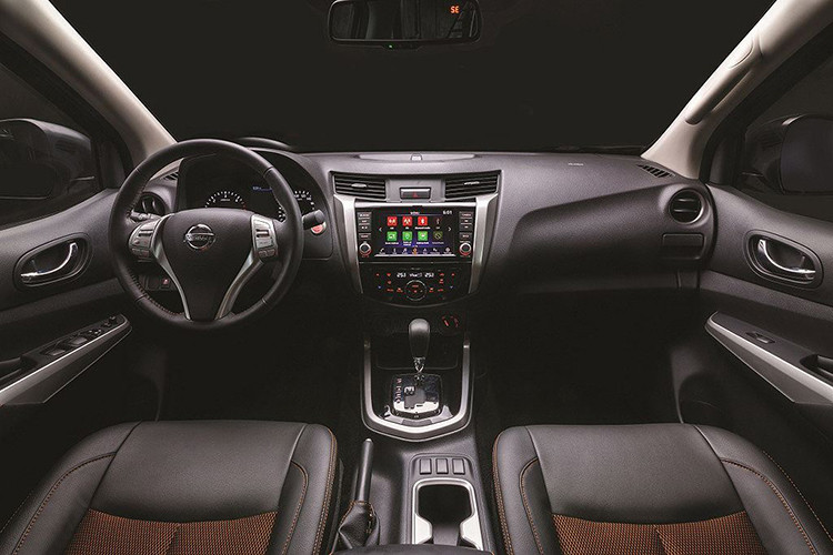 Bên trong cabin của cả 3 phiên bản Nissan Navara A-IVI sẽ có thêm camera lùi trang bị tiêu chuẩn hiển thị qua màn hình 8 inch mới, với giao diện phần mềm tiên tiến, hỗ trợ Android Auto và Apple CarPlay.
