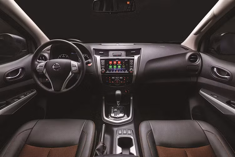 Bên trong cabin của cả 3 phiên bản Nissan Navara A-IVI sẽ có thêm camera lùi trang bị tiêu chuẩn hiển thị qua màn hình 8 inch mới, với giao diện phần mềm tiên tiến, hỗ trợ Android Auto và Apple CarPlay.