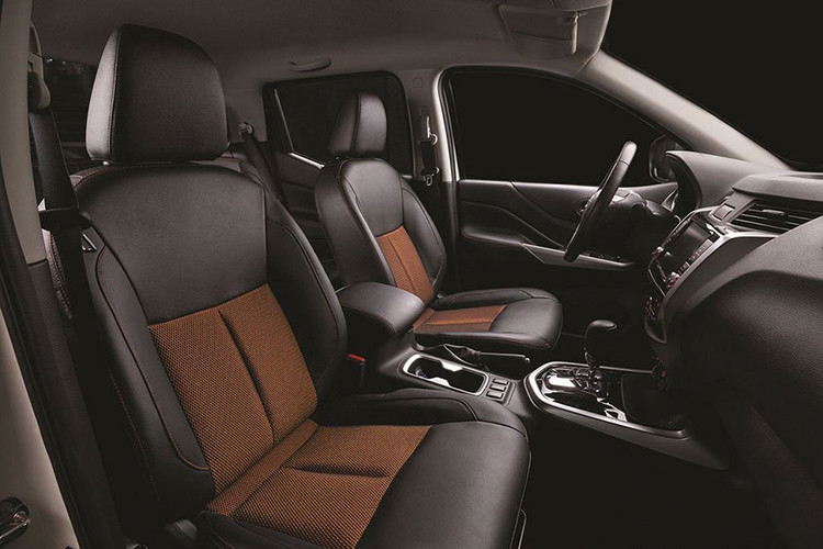 Ngoài ra phiên bản cao cấp Navara VL mới này còn được trang bị thêm tính năng camera quan sát xung quanh và 07 túi khí an toàn.