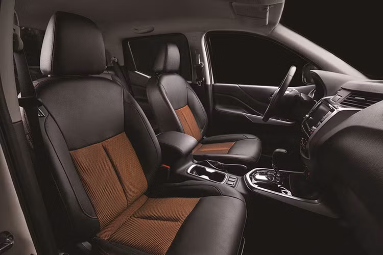 Ngoài ra phiên bản cao cấp Navara VL mới này còn được trang bị thêm tính năng camera quan sát xung quanh và 07 túi khí an toàn.