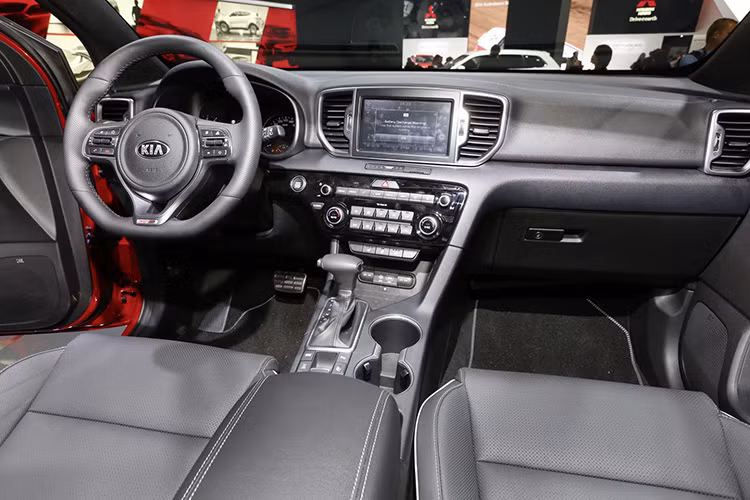Kia Sportage có không gian nội thất và không gian khoang hành lý rộng hơn, cụ thể khoang hành lý tăng từ 465 lít lên 503 lít. Nội thất của Kia mang tới người dùng cảm giác thân thuộc hơn.