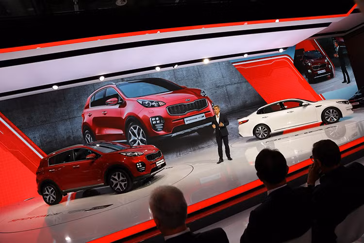 So với đối thủ Honda CR-V, Mazda CX-5 hay với chính phiên bản cũ của mình, Kia Sportage thế hệ mới có chiều dài tổng thể lên tới 4.480mm, dài hơn 40mm; chiều dài cơ sở cũng tăng thêm 30mm lên 2.670mm.