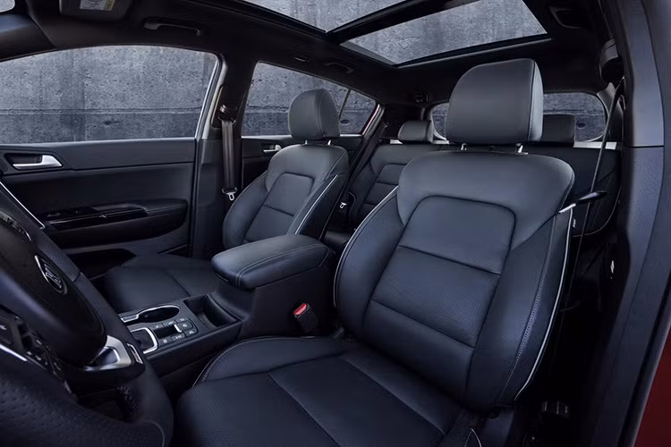 Sportage 2016 cũng sẽ có thêm những bổ sung chất liệu cao cấp, tăng tính thực dụng cho xe cùng hàng loạt trang thiết bị công nghệ hiện đại, nhằm tạo cảm giác thoải mái, tiện nghi cho người dùng.