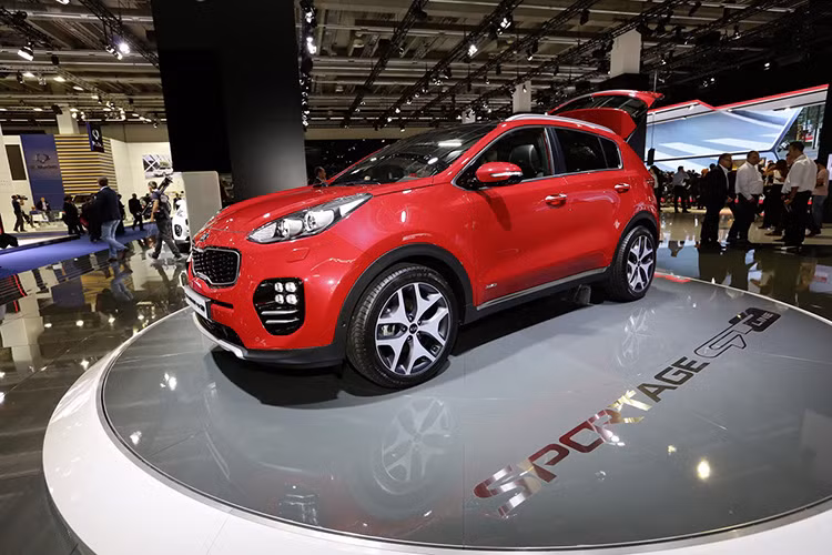 Tuy nhiên, phần đầu của xe sẽ làm nhiều người không thích bởi lưới tản nhiệt “miệng hổ” mở rộng và đèn pha nằm cao.