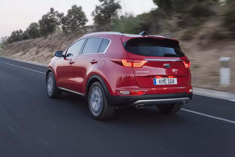 Kia Sportage dành cho thị trường châu Âu sẽ có 3 tùy chọn động cơ: Động cơ 1,6 lít 4 xy-lanh, hút khí tự nhiên sản sinh 132 mã lực và mô-men xoắn cực đại 161 Nm. Động cơ tăng áp diesel CRDi dung tích 1,7 lít sản sinh 115 mã lực. 