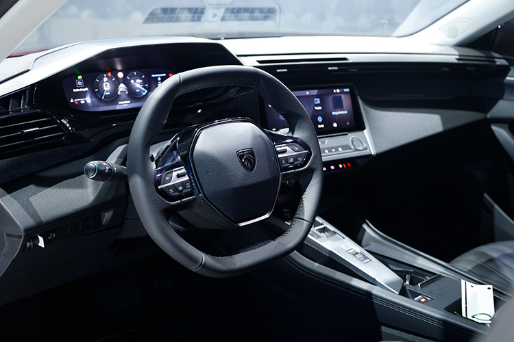 Peugeot 408 mới có chiều dài tổng thể 4.687 mm với trục cơ sở dài 2.787 mm, cùng với khoảng sáng gầm tới 189 mm, cho khả năng vượt địa hình tốt. Không gian bên trong Peugeot 408 thế hệ mới được thiết kế theo ngôn ngữ Peugeot New i-cockpit thể hiện nét sang trọng và cao cấp thừa hưởng từ các thiết kế xe sang và khơi dậy cảm xúc thông qua các thao tác Nghe – Nhìn – Chạm.