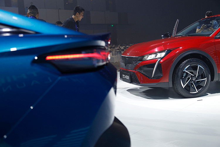 Tại thị trường Việt Nam, Peugeot 408 thế hệ mới được giới thiệu với 3 phiên bản: Allure, Premium và GT. Tất cả phiên bản đều đi cùng với 5 tùy chọn màu sắc bao gồm: Đỏ Sensation, Đen Nera, Trắng Pearl và Xám Platinum, đặc biệt là màu mới Xanh Obsession. Mức giá xe Peugeot 408 2024 mới hiện chưa được công bố chính thức, nhưng được dự đoán khoảng dưới 1 tỷ đồng.