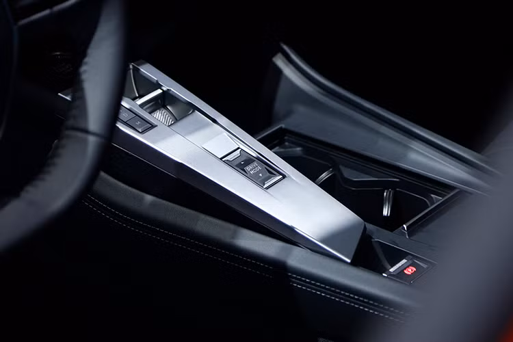 Sở hữu kích thước vượt trội với chiều dài tổng thể lớn đến 4.687 mm với trục cơ sở dài 2.787 mm, Peugeot 408 thế hệ mới có không gian bên trong rộng rãi. Ghế trước được thiết kế theo phong cách xe hiệu suất cao cho tư thế ngồi thoải mái, năng động. Khoang hành lý có dung tích lớn lên đến 536L và có thể tăng gấp 3 lần khi gập hàng ghế sau.