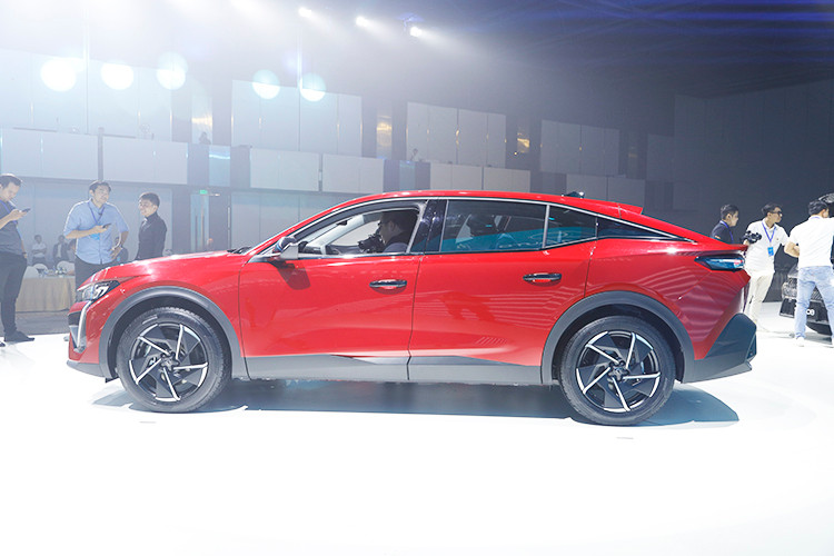 Mẫu xe SUV lai Coupe Peugeot 408 2024 mới được công bố là sản phẩm thuộc thế hệ mới được phát triển sau khi tập đoàn Stellantis được thành lập với sự hơp nhất giữa 2 tập đoàn PSA (Peugeot Socíeté Anonyme) và FCA (Fiat Chrysler Automobiles).