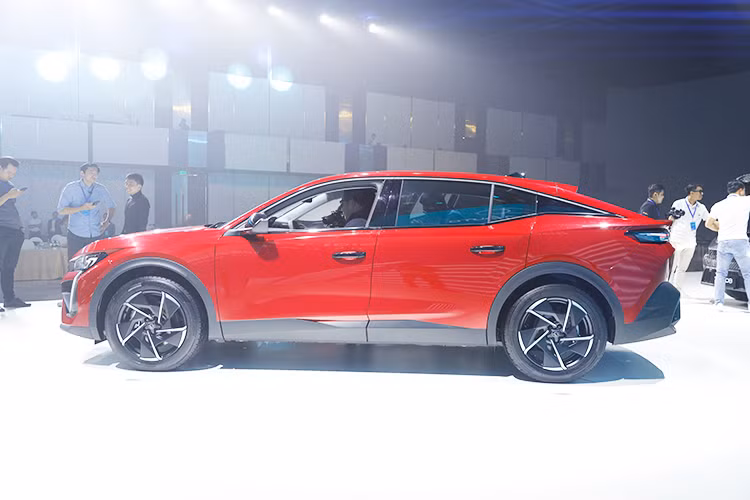 Mẫu xe SUV lai Coupe Peugeot 408 2024 mới được công bố là sản phẩm thuộc thế hệ mới được phát triển sau khi tập đoàn Stellantis được thành lập với sự hơp nhất giữa 2 tập đoàn PSA (Peugeot Socíeté Anonyme) và FCA (Fiat Chrysler Automobiles).