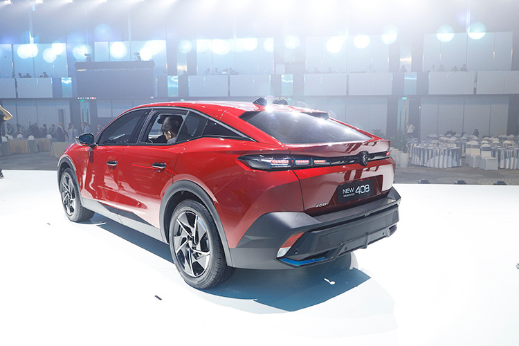 Theo Peugeot thông báo, mẫu xe Peugeot 408 hoàn toàn mới này sở hữu những đổi mới về thiết kế và công nghệ, lấy cảm hứng từ cả các thương hiệu siêu xe và cao cấp từ nước Ý, sự mạnh mẽ và hiện đại của nước Mỹ, sự tinh tế và lãng mạn từ nước Pháp.