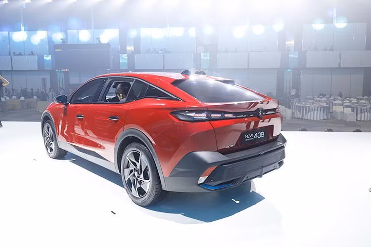 Theo Peugeot thông báo, mẫu xe Peugeot 408 hoàn toàn mới này sở hữu những đổi mới về thiết kế và công nghệ, lấy cảm hứng từ cả các thương hiệu siêu xe và cao cấp từ nước Ý, sự mạnh mẽ và hiện đại của nước Mỹ, sự tinh tế và lãng mạn từ nước Pháp.