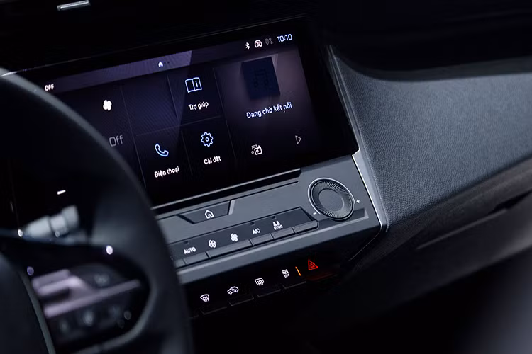 Xe được trang bị hệ thống điều hòa tự động 02 vùng độc lập kết hợp tính năng kiểm soát chất lượng không khí; hệ thống âm thanh Focal hi-fi premium mang đến trải nghiệm âm thanh chân thực và sống động.