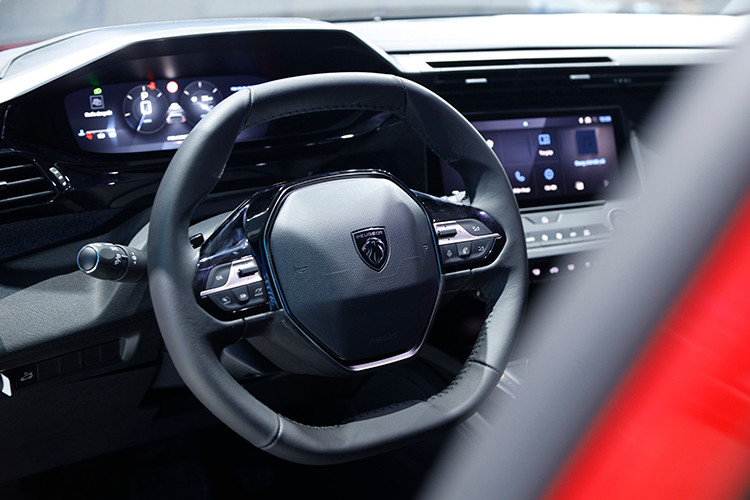 Mẫu xe tạo điểm nhấn với tầm quan sát rộng, hiển thị 3D trực quan; khu vực điều khiển trung tâm thiết kế phẳng mang xu hướng tương lai; vô lăng nhỏ gọn, điều khiển linh hoạt; màn hình hiển thị cảm ứng hướng về người lái với cụm 2 màn hình được bố trí khoa học, dễ dàng truy cập và thao tác...