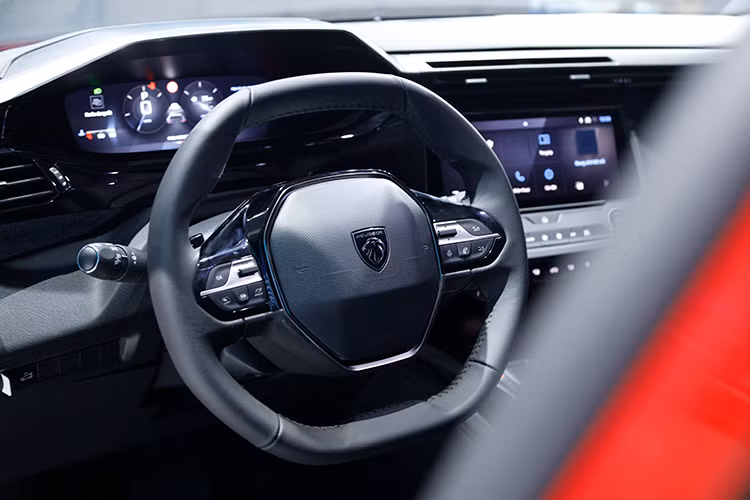 Mẫu xe tạo điểm nhấn với tầm quan sát rộng, hiển thị 3D trực quan; khu vực điều khiển trung tâm thiết kế phẳng mang xu hướng tương lai; vô lăng nhỏ gọn, điều khiển linh hoạt; màn hình hiển thị cảm ứng hướng về người lái với cụm 2 màn hình được bố trí khoa học, dễ dàng truy cập và thao tác...