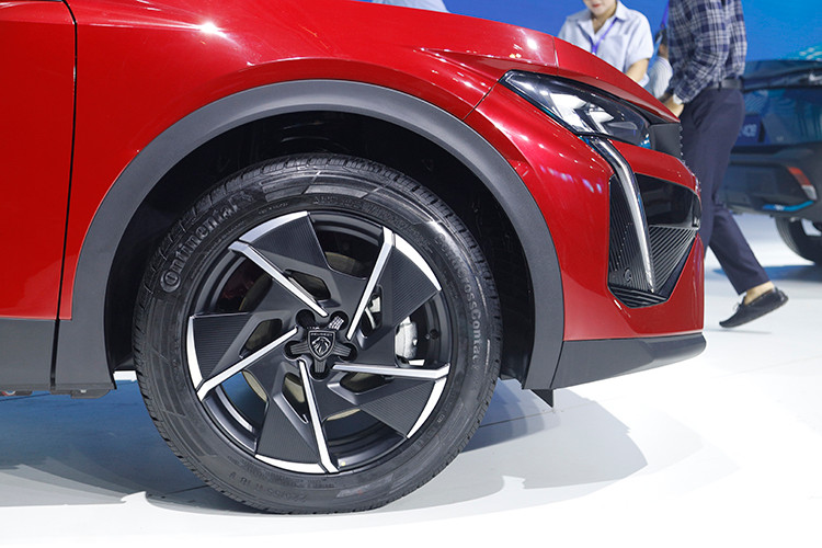 Xe sở hữu đường nét thể thao mạnh mẽ cùng sự lịch lãm và kiểu dáng thiên về coupe độc đáo, đầu xe sở hữu lưới tản nhiệt thiết kế tràn viền cùng hệ thống đèn LED có hình dạng nanh và 3 móng vuốt sư tử. Đây cũng là mẫu xe Peugeot đầu tiên tại Việt Nam có logo mới của hãng.