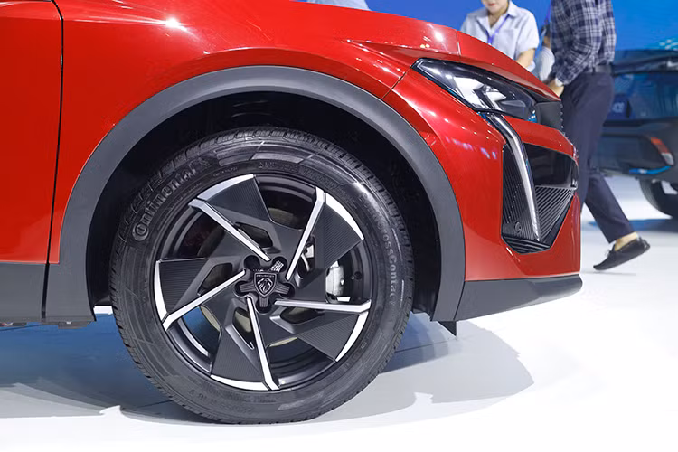 Xe sở hữu đường nét thể thao mạnh mẽ cùng sự lịch lãm và kiểu dáng thiên về coupe độc đáo, đầu xe sở hữu lưới tản nhiệt thiết kế tràn viền cùng hệ thống đèn LED có hình dạng nanh và 3 móng vuốt sư tử. Đây cũng là mẫu xe Peugeot đầu tiên tại Việt Nam có logo mới của hãng.