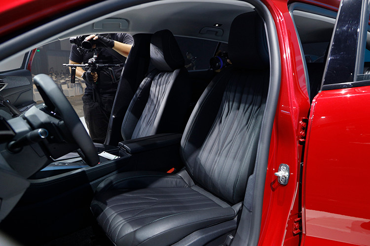 Peugeot 408 được phát triển trên nền tảng khung gầm thế hệ mới cứng vững, sử dụng vật liệu chuyên dụng mới tại các khu vực trọng yếu giúp xe giảm trọng lượng, gia tăng khả năng cách âm và mang đến sự ổn định cho phần thân xe, đáp ứng yêu cầu vận hành hiệu suất cao.