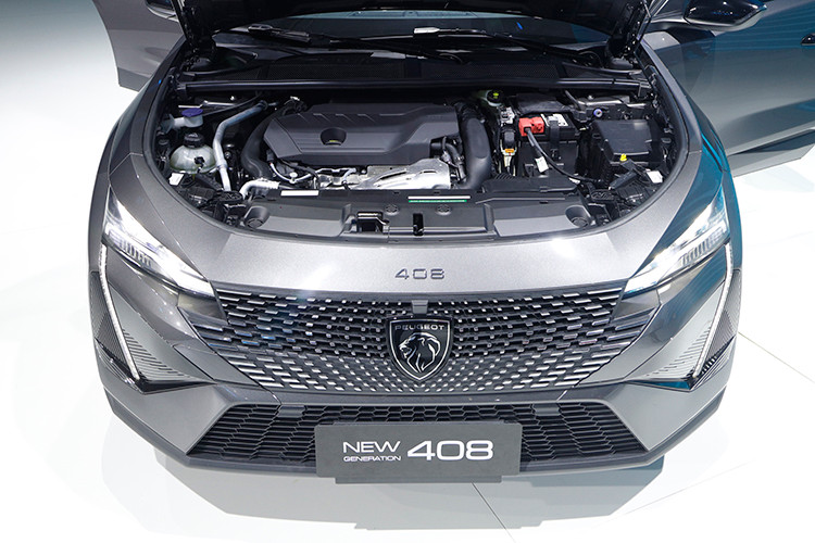 Tại Việt Nam, Peugeot 408 được trang bị động cơ 1.6 Turbo Puretech cho công suất tối đa 218 hp và momen xoắn cực đại 300 Nm, kết hợp cùng hộp số tự động 8 cấp. Ngoài ra, xe còn sở hữu cần số dạng lẫy tối giản, và được công bố có khả năng tăng tốc từ 0 đến 100 km/h trong vòng 8,8 giây.