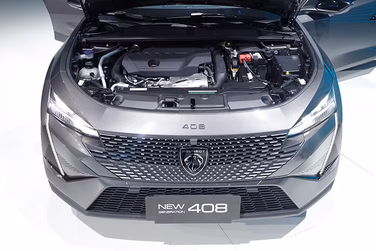 Tại Việt Nam, Peugeot 408 được trang bị động cơ 1.6 Turbo Puretech cho công suất tối đa 218 hp và momen xoắn cực đại 300 Nm, kết hợp cùng hộp số tự động 8 cấp. Ngoài ra, xe còn sở hữu cần số dạng lẫy tối giản, và được công bố có khả năng tăng tốc từ 0 đến 100 km/h trong vòng 8,8 giây.