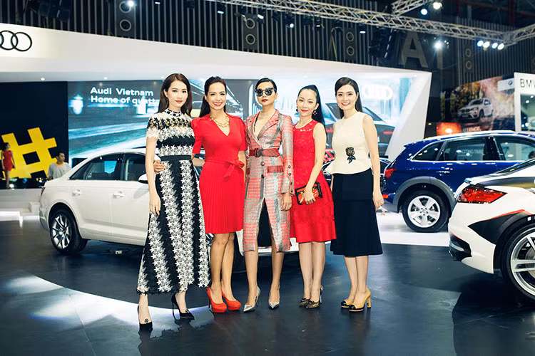  Bên cạnh đó, mẫu Audi Q2 mới nhất của Audi cũng đã xuất hiện tại triển lãm lần này. Đây là một dòng xe hoàn toàn mới của Audi, mẫu mini crossover cao cấp hạng B Audi Q2 mới chỉ được ra mắt lần đầu tại triển lãm Geneva 2016.