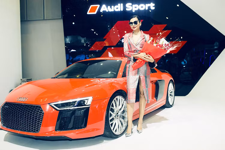Bên cạnh Q23, khách tham quan gian hàng Audi còn có cơ hội khám phá chiếc Audi R8 V10 Coupe. Được ra mắt lần đầu tại triển lãm Geneva 2015, Audi R8 thế hệ mới đã được vinh danh là “Xe hiệu năng cao của Thế giới năm 2016 - 2016 World Performance Car” trong chuỗi các giải thưởng World Car Awards.
