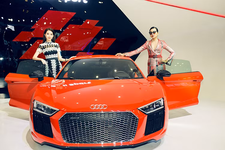 Audi R8 Coupé có hiệu suất vận hành lớn hơn bất kỳ mẫu xe nào trong chuỗi sản phẩm của Audi. Động cơ V10 được đặt giữa xe cùng hệ dẫn động bốn bánh toàn thời gian quattro giúp xe đạt công suất 610 mã lực, chỉ mất 3,2 giây tăng tốc từ 0 tới 100 km/h và đạt vận tốc cực đại 330km/h.