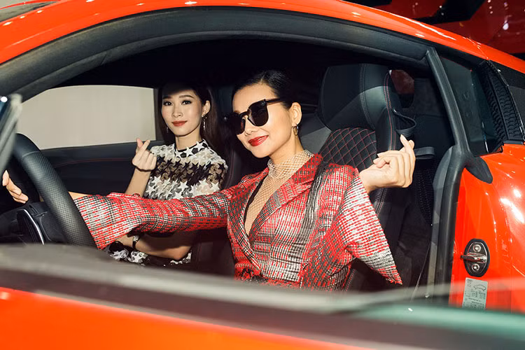 Thay đổi dễ nhận thấy nhất trong nội thất R8 thế hệ mới là màn hình giải trí trung tâm bị loại bỏ. Thay vào đó là một số tổ hợp phím chức năng quan trọng "treo" dưới bảng táp-lô. Bảng đồng hồ chính tùy biến được Audi gọi tên buồng lái ảo (virtual cockpit) tương tự như trên mẫu Audi TT thế hệ mới.